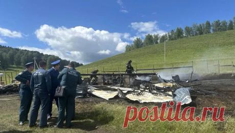Самому маленькому 6 лет: на пепелище дома в Башкирии нашли тела трех детей. В Башкирии трое детей погибли при пожаре в одноэтажном деревянном доме. Об этом сообщила пресс-служба прокуратуры региона в Telegram-канале. По предварительной информации, пожар произошел во втором часу дня 10 июня в селе Новые Каратавлы ...