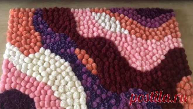 Оригинальный коврик из остатков пряжи