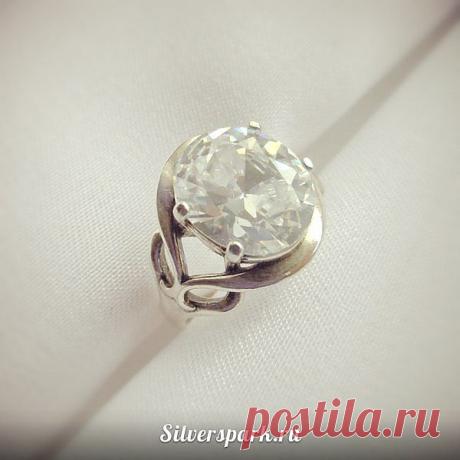 Серебряное кольцо с фианитом.
Цена 1300 руб.