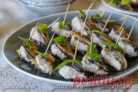 Грузинская закуска «дольки» из жареных баклажанов с орехами. Рецепт с фото Баклажаны дольками с ореховой начинкой давно стали интернациональным блюдом, хотя сочетание продуктов твердо можно отнести к грузинской кухне. Если обычно баклажаны нарезают пластинами и скручивают в рулеты, то здесь из баклажанные кружочки обжаривают и складывают пополам. Перед жаркой баклажаны панируют в муке с яйцом, чтобы они меньше впитывали масло. 















