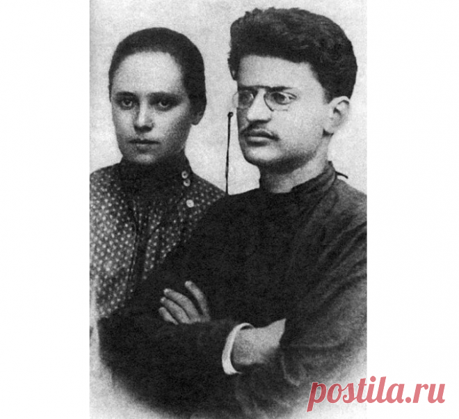 Лев Бронштейн со своей первой супругой Александрой Соколовской. Жену с детьми он бросил в Сибири, в Париже, опьяненный свободой, увлекся молодой революционеркой Натальей Седовой.