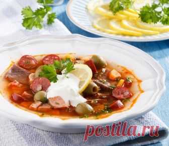 Горячая солянка по-московски - обеденный хит ноября Нет ничего вкуснее солянки — так считают многие. И правильно делают, потому что солянка очень питательна, а в межсезонье просто незаменима. Подайте это согревающее блюдо со сметаной и ломтиком лимона. Вкус будет бесподобным...