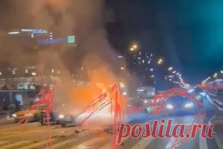 Появилось видео с пострадавшими пешеходами и горящей машиной после ДТП в Москве. В Москве на Варшавском шоссе столкнулись три машины, в том числе такси. Одна из них загорелась. Предварительно, в ДТП пострадали четыре человека. Причины и обстоятельства аварии пока неизвестны. В сети появилось видео с места происшествия. На записи видно горящий автомобиль и пострадавших.