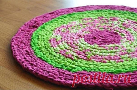 Коврик из старых футболок крючком