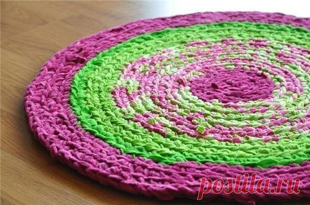 Коврик из старых футболок крючком