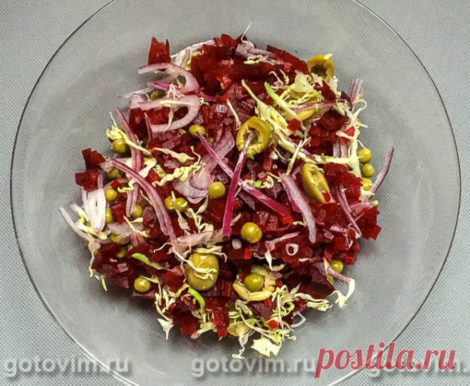 Овощной салат из свеклы с пекинской капустой и оливками. Рецепт с фото Рецепт легкого овощного салата из вареной или запеченной свеклы с тонко нарезанной пекинкой и солеными оливками. Добавление оливок в салат позволяет полностью исключить из рецепта соль. Для заправки можно взять немного винного уксуса или лимонный сок. Если хотите, то перед подачей салата капните ещё и ароматного растительного масла.