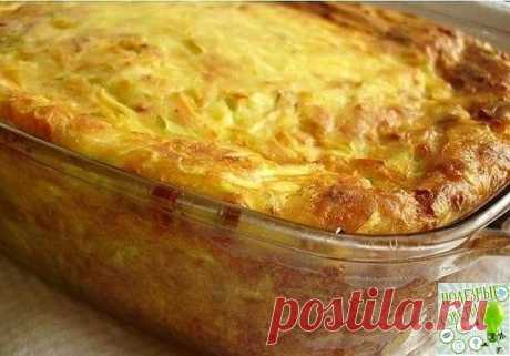 НЕЖНЕЙШАЯ ЗАПЕКАНКА ИЗ КАБАЧКОВ 
Кабачки сейчас в самом разгаре. Стоят копейки, молоденькие, красивые и если знать, как их приготовить, то очень вкусные! 
Потребуется: 
400 грамм кабачка, 
100 грамм сыра, 
2 яйца, 
100 грамм сметаны, 
0,5 чайной ложки гашеной соды, 
150 грамм муки, 
зелень, 
0,5 чайной ложки соли., 
перец. 
Как делать: 
Кабачок натереть, отжать хорошенько. Сыр очень мелко порезать или натереть, порезать зелень. 
Соду перемешать со сметаной, оставить на 5 м...