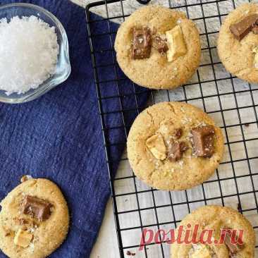 ​Печенье «Сникердудль» (Snickerdoodle) с шоколадной крошкой Простое и сказочно вкусное печеньеИнгредиенты:Сливочное масло мягкое &mdash; 115 г&nbsp;Сахар &mdash; 170 г&nbsp;Соль &mdash; 0,5 ч. л.&nbsp;Яйцо &mdash; 1 шт.&nbsp;Ванильный сахар &mdash; 1 пакетик&nbsp;Мука, просеять &mdash; 190 г&nbsp;Сода пищевая &mdash; 0,5 ч. л.&nbsp;Разрыхлитель...