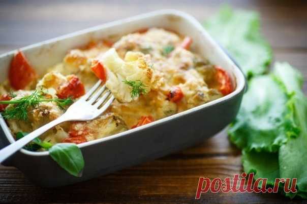 #правильноепитание #рецепты #зож #фитнесрецепты #диета #здоровье
Запеканка с цветной капустой: можно даже на ночь! 

На 100 грамм - 115 ккалБ/Ж/У - 7/8/3 

Ингредиенты: 

● Цветная капуста - 300 г 
● Молоко 1% - 100 мл 
● Яйца - 4 шт 
● Помидор - 1 шт 
● Сыр - 70 г (у нас российский) 
● Оливковое масло - 20 мл 
● Соль, перец - по вкусу 

Приготовление: 

Цветную капусту заранее бланшировать, можно добавить в воду куркумы для цвета. Яйца взбить с молоком и добавить немного ...