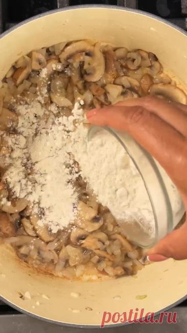 Сытная запеканка из яичной лапши, тунца, грибов, горошка и сырной корочки из крекеров.
