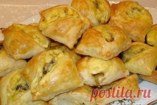 Закусочные пирожки с грибами и сыром

Ингредиенты:
300 г грибов
1 лук
1 столовая ложка сметаны
300 г сыра
тесто готовое слоёное (2 листа)
соль
зелень

Способ приготовления: 
1. Тесто раскатать прямоугольными пластинами, нарезать сначала на квадраты, потом на треугольники.
2. Треугольники теста по сторонам смазать желтком немного разведенным водой.
3. На середину каждого треугольника выкладываем чайную ложку грибной начинки. Сверху начинку накрываем квадратиком сыра.
4. Теп...