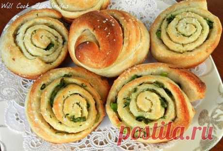 Луково-чесночные плюшки.

Это очень вкусная несладкая домашняя выпечка, которая на ура идет с разного рода горячими супами. А уж как эти рогалики пахнут - можете себе представить!

Вам потребуется:

Тесто для пиццы – 220 г
Сливочное масло – 4 столовых ложки
Чеснок – 2 больших зубчика
Укроп – 1 столовая ложка (мелко нарезанный)
Зеленый лук – 1 столовая ложка (мелко нарезанный)
Соль крупного помола для посыпки – 1-2 столовых ложки

Как готовить:

1. Духовку нагрейте до 200 г...