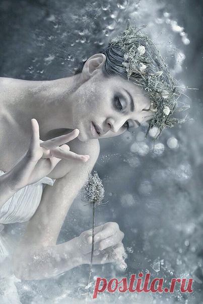 Зима никогда не уходит просто так - она обязательно несколько раз оглянется напоследок. Небрежно тронет ледяными пальцами сосульки, остановив едва начавшуюся капель, посмотрит серебряными глазами прямо в душу, словно бы спрашивая - так ли вам нужна вся эта мартовская слякоть?
Услышав ответ, усмехнётся презрительно, поведёт плечами, швырнёт тебе под ноги горсть искристых бриллиантов. И уйдёт в белое марево неслышными шагами, взметнув напоследок тучи алмазной пыли.
- До встр...