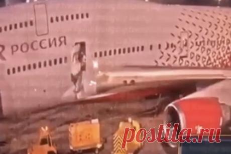 Авиакомпания объяснила жару на рейсе с открывшим аварийный люк пассажиром. Жара в самолете рейсом Москва-Анталья, началась из-за технических проблем с оборудованием, рассказал представитель авиакомпании «Россия». Он объяснил, что пока самолет стоит в аэропорту, его охлаждает наземный кондиционер. После закрытия дверей он был отключен, а установка запуска двигателей оказалась неисправна.