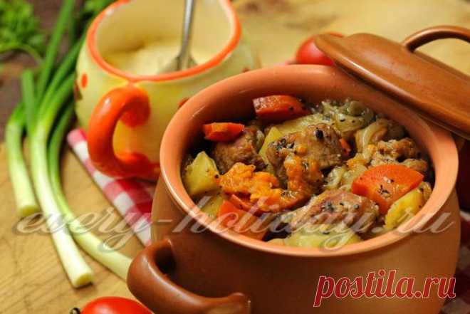 Свинина в горшочках с картошкой и тыквой