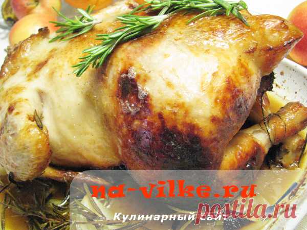 Курица фаршированная фруктами и запеченная целиком Курица получилась сочная, ароматная, без сладости. Всем советую приготовить в духовке целую курицу, фаршированную фруктами - апельсином, яблоком и черносливом.