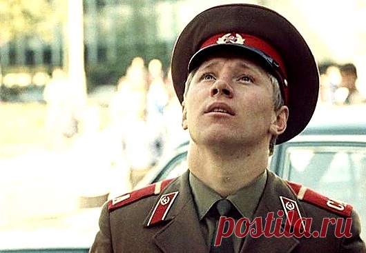Ефрейторы: зачем они были нужны в Советской армии Отношение к этому «промежуточному» званию младшего командного состава в советской армии было противоречивым – от пренебрежительного до уважительного. В первые годы «реабилитации» ефрейторов, выпавшие на Великую Отечественную войну, единственную лычку на погоны вешали не за прихлебательство перед вышестоящим командованием, а за конкретные заслуги.