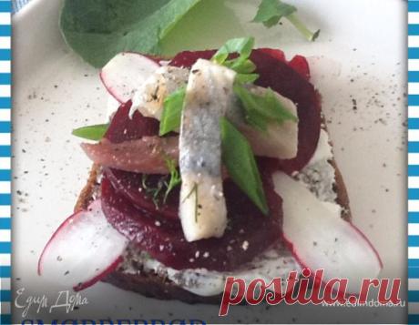 Смерребред (Smørrebrød) с сельдью и маринованной свеклой, пошаговый рецепт на 8 ккал, фото, ингредиенты - Marina
