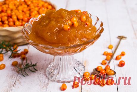 Облепиховый конфитюр
Ароматный конфитюр из облепихи с розмарином – вкусный, а главное очень полезный домашний десерт.
ИНГРЕДИЕНТЫ
800 г ягод облепихи
800 г сахара
600 мл воды
2 веточки розмарина
Количество сахара д…