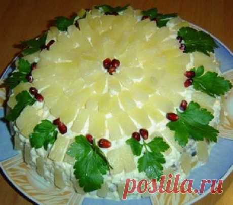 Очень интересный набор ингредиентов у этого
салата. Если Вы ни разу не пробовали его, то
обязательно приготовьте. Очень вкусно!
Такой салат с интересным набором ингредиентов
отлично идёт на любой стол. Вкусно!

Знакомьтесь с рецептом ➝ https://calatiki.blogspot.com/2017/10/chudo-slojka.html