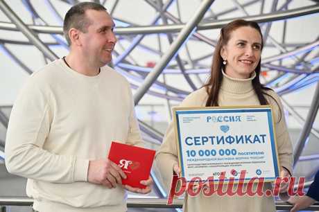 Приз - поездка в Мурманск. 10-миллионый гость посетил выставку &quot;Россия&quot;. Каждый месяц на Международную выставку-форум &quot;Россия&quot; приходит больше миллиона посетителей.