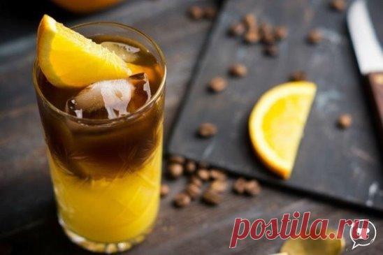 Ледяной апельсиновый кофе 
Ингредиенты: 
Свежевыжатый сок апельсинов — 2 шт. 
Цедра выжатых апельсинов — 2 шт. 
Вода — 1 стак. 
Сахар — 1 стак. 
Холодный кофе — 4 стак. 
Приготовление: 
Закладываем кусочки апельсиновой цедры в кастрюлю с водой и сахаром.
Кипятим все в течение 5 минут. 
Убираем кусочки цедры и охлаждаем сироп. 
Затем смешиваем апельсиновый сок с кофе и получившимся сиропом. Наливаем апельсиновый кофе в высокие бокалы и сверху закладываем измельченный лед.
Украшаем все долькой