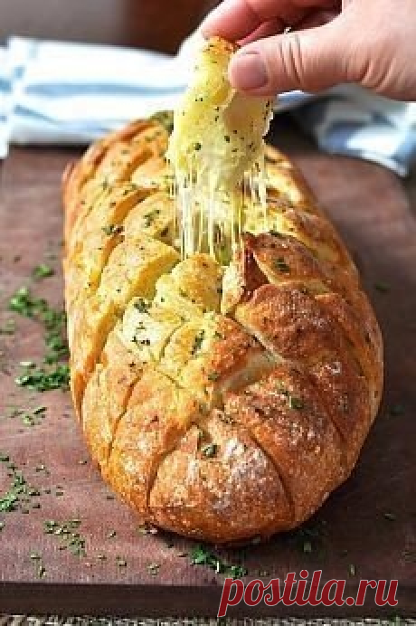 Хрустящий хлебушек пропитанный маслом, сыром и чесночком 

Ингредиенты: 
- 1 французский батон, лучше "вчерашний", можно обычный батон 
- 100 г сыра 
- 100 г размягченного сливочного масла 
- 2-3 зубка чеснока 
- зелень петрушки и укропа по вкусу 

Приготовление:
Сыр потереть на терку, выдавить чеснок, добавить мягкое масло и мелко порезанную зелень, все перемешать. 

Духовку нагреть на 200 С. В батоне сделать надрезы наискосок прорезая не до конца, заполнить их хорошо сыр...