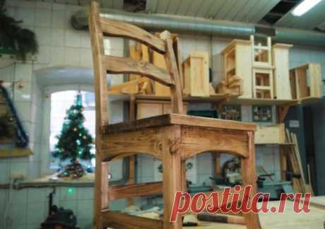 Стул из дерева практически без инструмента Такой простой и, в то же время, надежный деревянный стул отлично подойдет для кухни или дачи, к тому же, его можно изготовить очень быстро и без особых затрат. Весь процесс изготовления и все лайфхаки для простой работы - в видео ниже.
			
				
			
		Подробный видео мастер-класс о том, как