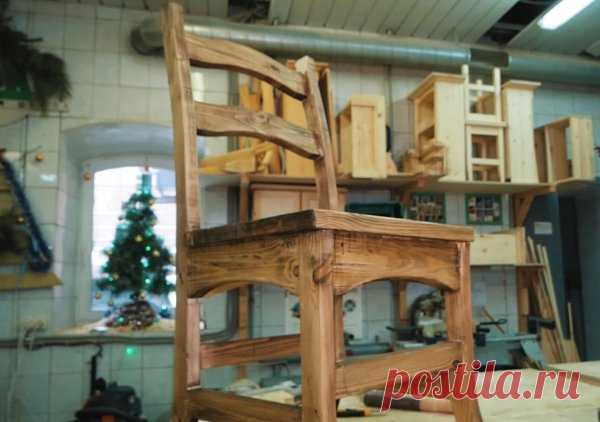 Стул из дерева практически без инструмента Такой простой и, в то же время, надежный деревянный стул отлично подойдет для кухни или дачи, к тому же, его можно изготовить очень быстро и без особых затрат. Весь процесс изготовления и все лайфхаки для простой работы - в видео ниже.
			
				
			
		Подробный видео мастер-класс о том, как