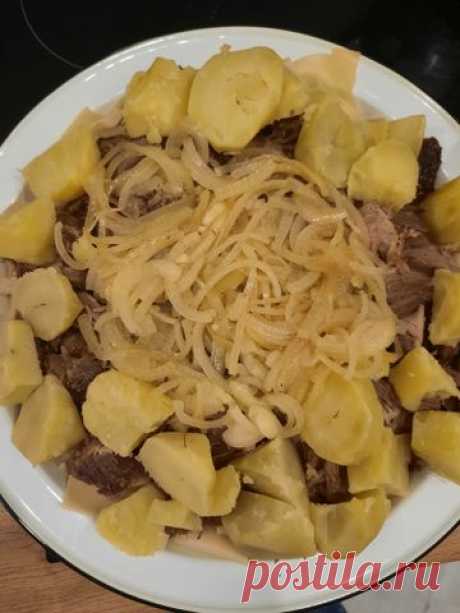 Национальное казахское блюдо. Очень сытное и вкусное. Можно готовить из разного вида мяса: говядина, баранина, утка, гусь, а также добавить казы.