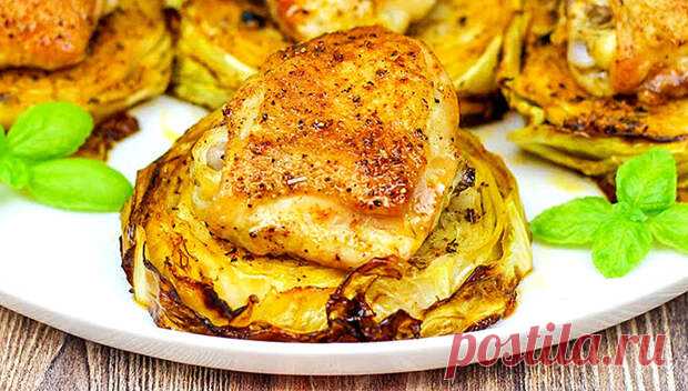 Получается очень вкусная и ароматная капуста и сочная курица с румяной корочкой. Ингредиенты: Капуста белокочанная - 2 кочана (1,2 кг) Курица (бедра) - 6 шт. Чеснок - 2 зубчика Базилик (сушеный) - 1 ч. л. Паприка (молотая) - 2 ч. л. Тархун - 1 ч. л. Соль, перец черный молотый - по вкусу Масло