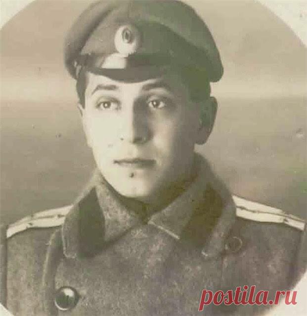 Михаил Михайлович Зощенко. В 1913 году Михаил окончил гимназию в Петербурге. Всю молодость Зощенко провел на войне - сначала Первой мировой, потом гражданской. |  Михаил Михайлович Зощенко