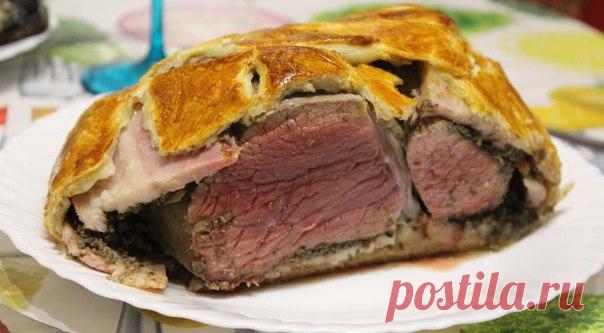 Говядина Веллингтон

Необычная подача говядины в нашей русской кухне!

Время подготовки: 1 ч 30 мин.
Время готовки: 1 ч.
Количество порций: 5.
Сложность приготовления: сложная.

Ингредиенты:
Говяжье мясо 600 г.
Шампиньоны 400 г.
Бекон 250 г.
Слоеное тесто 300 г.
Горчица 3 ст. л.
Лук репчатый 2 шт.
Соль 1 ч. л.
Перец 2 ч. л.
Яичный желток 2 шт.
Оливковое масло 6 ст. л.

Способ приготовления:
Шаг 1:
Промываем шампиньоны и измельчаем их в блендере.

Шаг 2:
Получившуюся массу ...