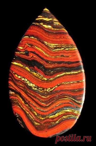 Австралийский джеспилит. Другое название - железный тигровый глаз. Представляет собой смесь яшмы, тигрового глаза и гематита.

ГОРОСКОПЫ КАМНЕЙ -