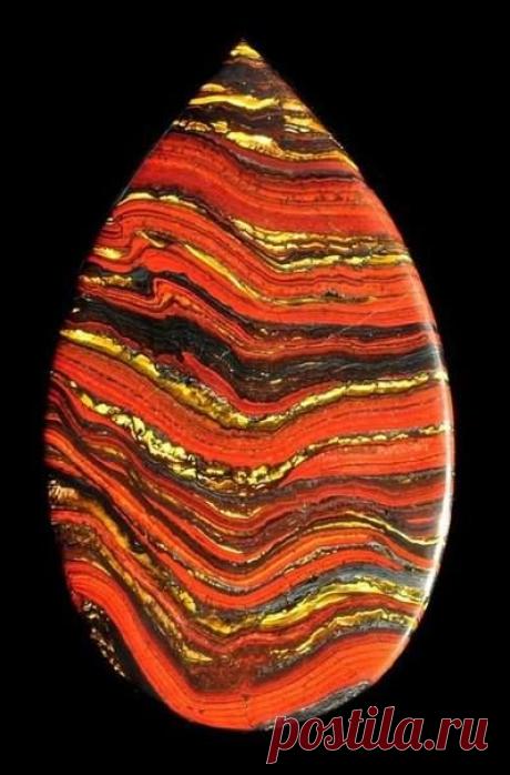 Австралийский джеспилит. Другое название - железный тигровый глаз. Представляет собой смесь яшмы, тигрового глаза и гематита.

ГОРОСКОПЫ КАМНЕЙ -
