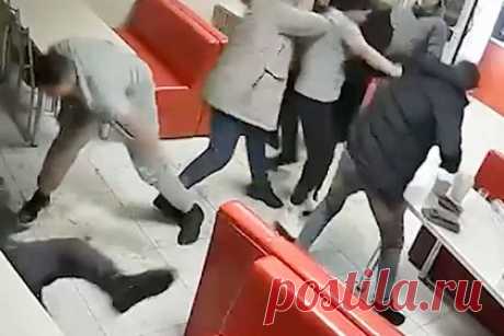 Гости кафе в российском городе устроили драку из-за подноса и попали на видео. Гости кафе в башкирском городе Кумертау устроили драку и попали на видео. Очевидцы рассказали журналистам, что конфликт начался с того, что один из посетителей заведения, вставая, не заметил поднос, с которым сзади шла девушка. Более подробные причины инцидента неизвестны.