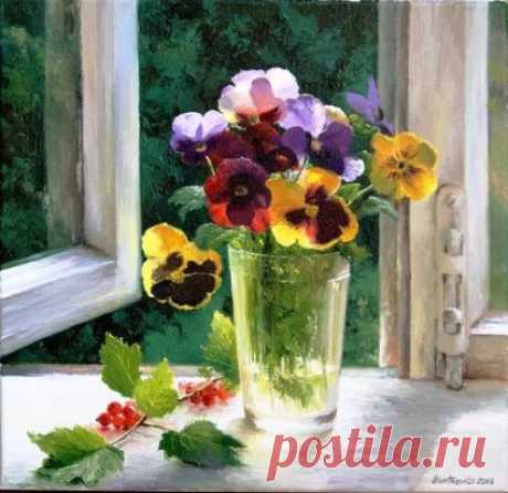 ஜ═════ஜ۩۞۩ஜ═════ஜ
Анна Ахматова
И анютиных глазок стая
Бархатистый хранит силуэт - 
Это бабочки, улетая,
Им оставили свой портрет.
Ты - другое... Ты б постыдился
Быть, где слезы живут и страх,
И случайно сам отразился
В двух зеленых пустых зеркалах.
3 июня 1961. Комарово
ஜ═════ஜ۩۞۩ஜ═════ஜ
