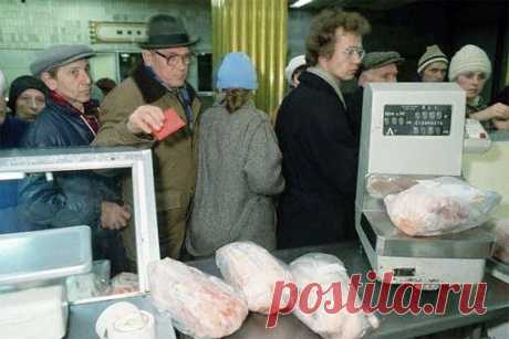 Советское фудпорно: гастрономическое разнообразие СССР в фотографиях - Разных льготников с красными корочками в советских очередях ненавидели почти также, как продавщиц. Вон кое-кто в шляпе – нет чтобы «как все» взять положенную утку, он красную корку суёт – видимо претендует на две утки.