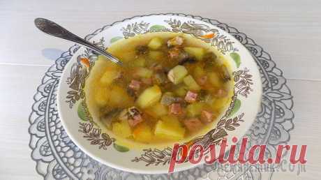 Мясной суп солянка с крицей и колбасой Рецепт приготовления супа солянки с куриным мясом и полукопченой колбасой. Эту солянку я готовлю по своему классическому рецепты с грибами и соленым огурцом. Приятного вам аппетита.Ингредиенты для при...