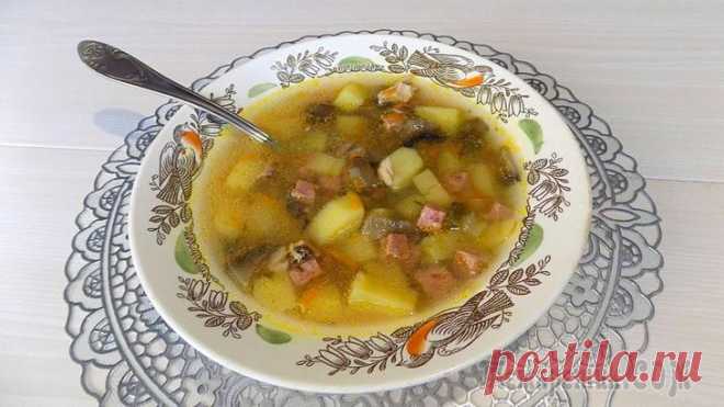Мясной суп солянка с крицей и колбасой Рецепт приготовления супа солянки с куриным мясом и полукопченой колбасой. Эту солянку я готовлю по своему классическому рецепты с грибами и соленым огурцом. Приятного вам аппетита.Ингредиенты для при...