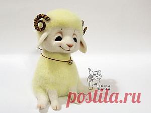 Валяем барашка к Новому году Для работы нам понадобится: непряденая шерсть 4-х цветов (белый, лимонный, желтый, темно-коричневый); иглы для валяния: грубая №36, тонкая № 38 star, игла обратного хода (реверсная) №40; губка для валяния; стеклянные глазки или бусины; проволока; клей 'Момент-кристалл'; кисти №000 и №2; сухая пастель; глянцевый акриловый лак для художественных работ; ножницы; машинка для стрижки волос. 1.