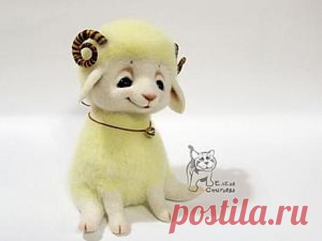 Валяем барашка к Новому году Для работы нам понадобится: непряденая шерсть 4-х цветов (белый, лимонный, желтый, темно-коричневый); иглы для валяния: грубая №36, тонкая № 38 star, игла обратного хода (реверсная) №40; губка для валяния; стеклянные глазки или бусины; проволока; клей 'Момент-кристалл'; кисти №000 и №2; сухая пастель; глянцевый акриловый лак для художественных работ; ножницы; машинка для стрижки волос. 1.