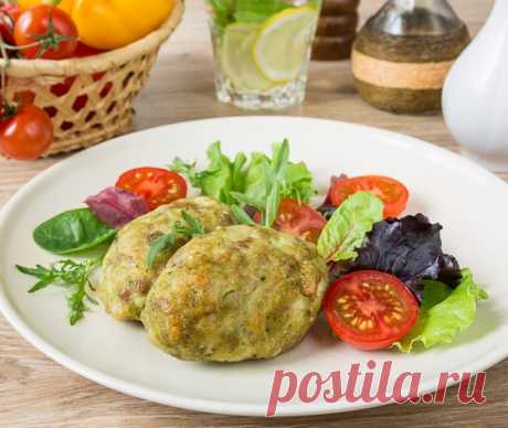 Запеченные куриные котлеты с песто Ингредиенты (на 4 порции):⠀Основа:куриный фарш из филе грудок и ножек без кожи – 800 грамм&nbsp;соль и перец по вкусу
⠀&nbsp;Для песто:&nbsp;небольшой пучок базилика – 1 шт.&nbsp;нерафинированное оливковое масло 4 ст.л.&nbsp;чеснок 2 зубчик
пармезан или аналогичный твердый терочный сыр...