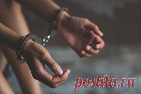 Мать попала за решетку из-за школьного сочинения дочери. Жительница США, 28-летняя Кайдра Джонсон, попала за решетку, после того как ее дочь написала в школьном сочинении о драке дома. Согласно тексту, Джонсон попыталась выгнать супруга из дома из-за того, что тот слишком много курил. В ответ мужчина ударил ее кулаком в глаз.