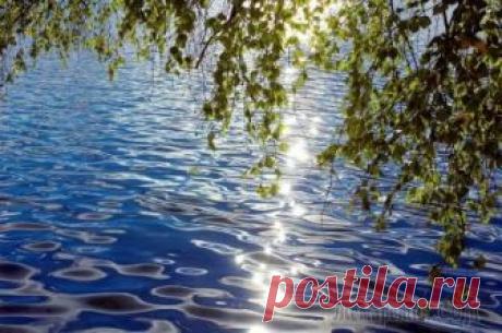 А понять никогда не поздно.. Где ты, счастье моё, заплутало -Я спросила у звёзд и у ветра -Почему в жизни мало, так малоБыло радости лёгой и светлой?Дунул ветер в лицо, рассмеялся -А ты хочешь всего много много?! Просто так ничег...