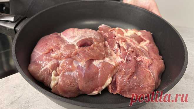 Ингредиенты: Филе бедра индейки - 1,8 кг Соль, перец, чеснок - по вкусу Чеснок - 0,5 головки Лук - 4 шт. Сахар - 1 ч.л. Эстрагон - 1 ч.л. Растительное масло - для жарки  Приятного аппетита!  #мясо #индейка #рецепты #еда #кулинария #мясовдуховке #сейчасприготовим  👉 С Вами была Марина Кириллова Канал 