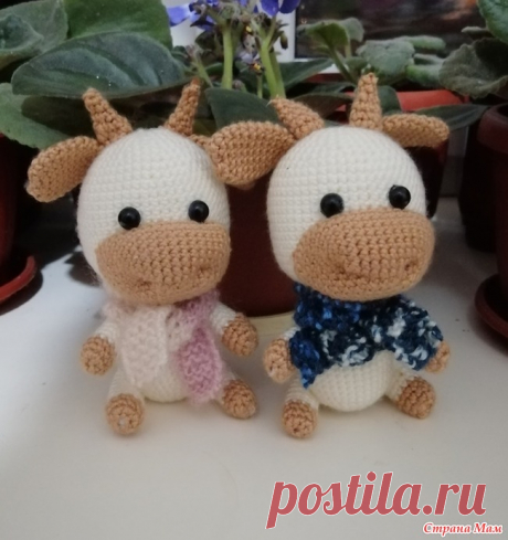 Игрушка бычок с шарфиком В этот раз к Новому году начала готовиться ещё весной. Искала на просторах интернета вязаного бычка. Однако те игрушки. которые находила мне совершенно не нравились.