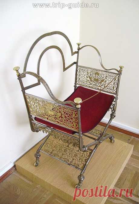 Екатерининский дворец. Кресло. Тульский оружейный завод, 1746