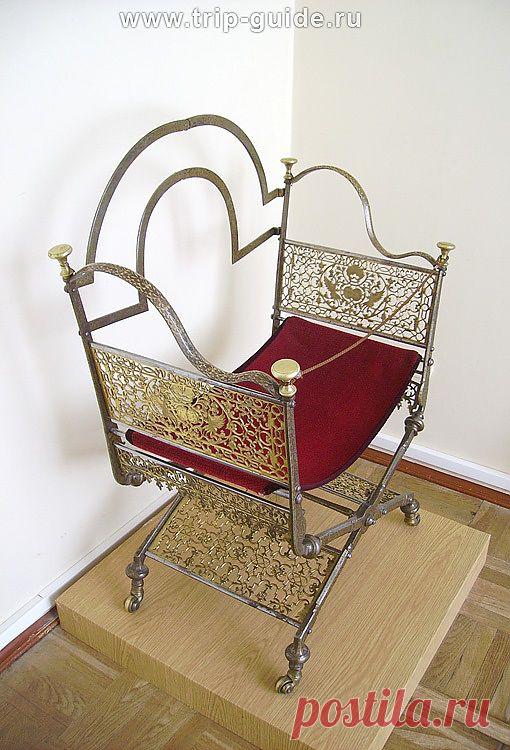 Екатерининский дворец. Кресло. Тульский оружейный завод, 1746