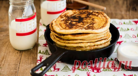 Пшенные блины по-мордовски

Время подготовки: 2 ч.
Время готовки: 50 мин.
Количество порций: 4-6.
Сложность приготовления: легкая.

Ингредиенты:
300 г муки.
1 стакан пшена.
350–400 мл жирного молока.
4 яйца + 2 желтка.
20 г свежих или 10 г сухих дрожжей.
3 ст. л. сахара.
1 ч. л. соли.
1–2 ст. л. сливочного масла.
Мед и сметана для подачи.

Способ приготовления:
Шаг 1:
Измельчите пшенную крупу в муку при помощи кофемолки или мощного блендера.

Шаг 2:
Подогрейте 1 стакан мол...